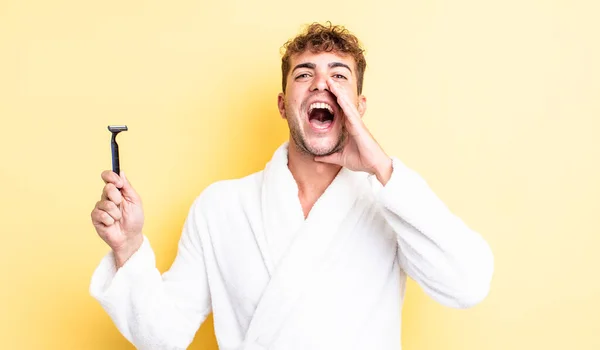 Jovem Bonito Homem Sentindo Feliz Dando Grande Grito Com Mãos — Fotografia de Stock