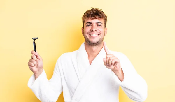 Jovem Bonito Homem Sorrindo Orgulhosamente Confiantemente Fazendo Número Conceito Barbear — Fotografia de Stock