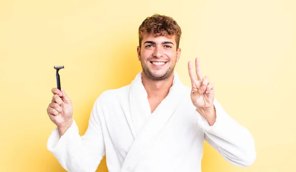 Jovem Bonito Homem Sorrindo Olhando Amigável Mostrando Número Dois Conceito — Fotografia de Stock