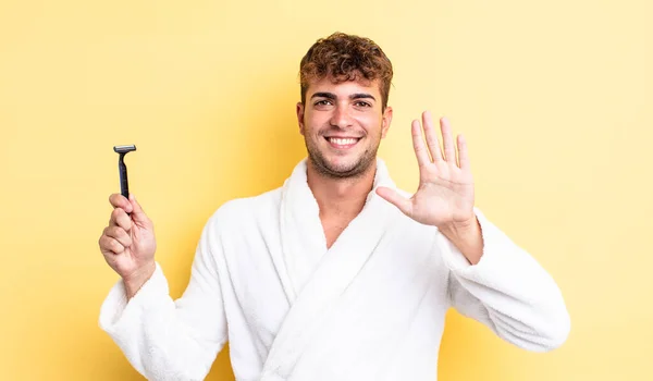 Jovem Bonito Homem Sorrindo Olhando Amigável Mostrando Número Cinco Conceito — Fotografia de Stock