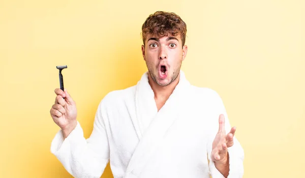 Young Handsome Man Amazed Shocked Astonished Unbelievable Surprise Shaving Concept — Stock Photo, Image
