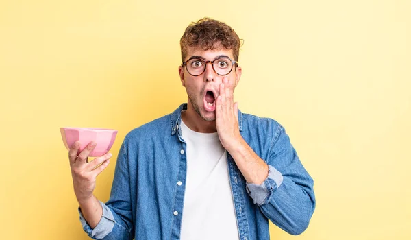 Joven Hombre Guapo Sintiéndose Sorprendido Asustado Concepto Cuenco Vacío —  Fotos de Stock