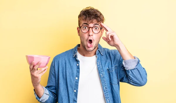 Jovem Bonito Homem Olhando Surpreso Percebendo Novo Pensamento Ideia Conceito — Fotografia de Stock