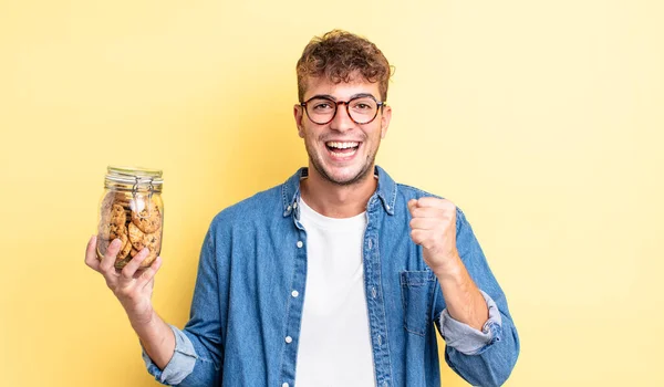 Joven Hombre Guapo Sentirse Sorprendido Riendo Celebrando Éxito Concepto Botella — Foto de Stock