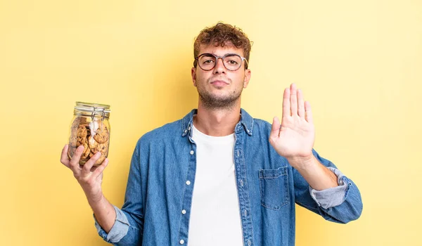 Joven Hombre Guapo Mirando Serio Mostrando Palma Abierta Haciendo Gesto — Foto de Stock