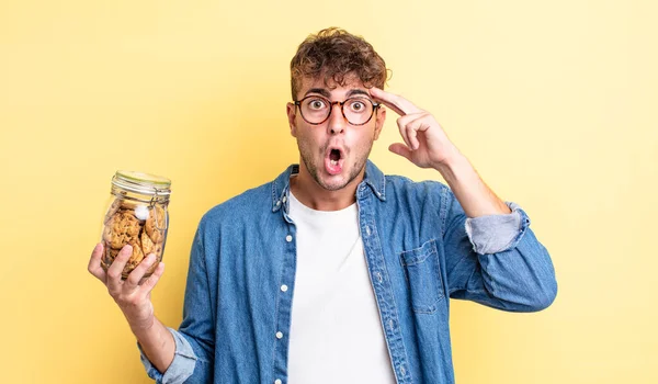 Joven Hombre Guapo Mirando Sorprendido Realizando Nuevo Pensamiento Idea Concepto — Foto de Stock