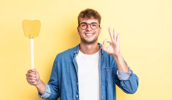 Jovem Bonito Homem Sentindo Feliz Mostrando Aprovação Com Gesto Conceito — Fotografia de Stock