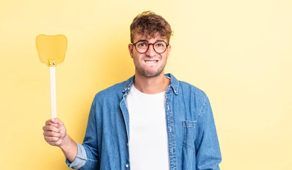 Jovem Homem Bonito Olhar Confuso Confuso Conceito Flyswatter — Fotografia de Stock