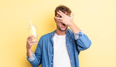 Genç, yakışıklı adam şok olmuş, korkmuş ya da korkmuş görünüyor. Milkshake konsepti