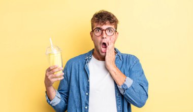 Genç ve yakışıklı bir adam şok olmuş ve korkmuş hissediyor. Milkshake konsepti
