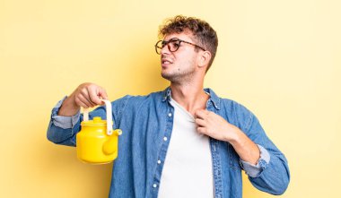 Genç yakışıklı, stresli, endişeli, yorgun ve meyveli çaydanlık konsepti.