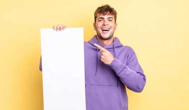 Genç yakışıklı adam heyecanlı ve şaşırmış görünüyor. boşluk konseptini kopyala