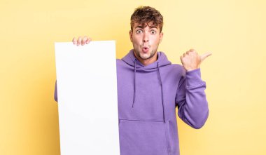 İnanamadığı için şaşırmış genç ve yakışıklı bir adam. boşluk konseptini kopyala