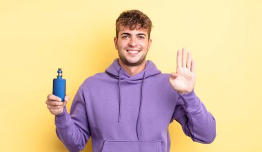 Genç yakışıklı adam gülümsüyor ve arkadaş canlısı görünüyor, dört numarayı gösteriyor. buharlaştırıcı kavramı