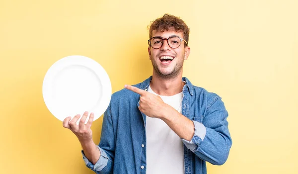 Jonge Knappe Man Die Opgewonden Verrast Naar Zijkant Wijst Lege — Stockfoto