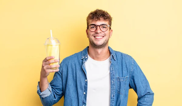 Mladý Pohledný Muž Šťastně Usmívá Rukou Boku Sebevědomě Koncept Milkshake — Stock fotografie