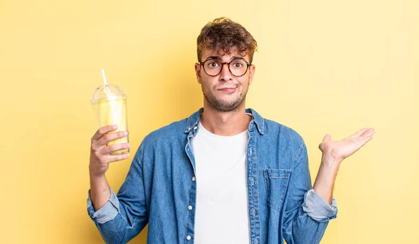 Jeune Homme Beau Sentant Perplexe Confus Doutant Concept Milkshake — Photo