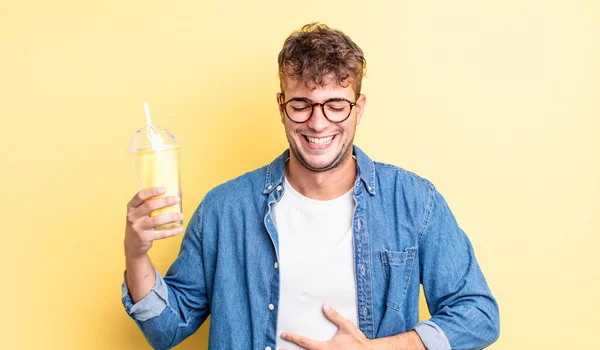 Mladý Pohledný Muž Hlasitě Zasmál Nějakému Vtipu Koncept Milkshake — Stock fotografie