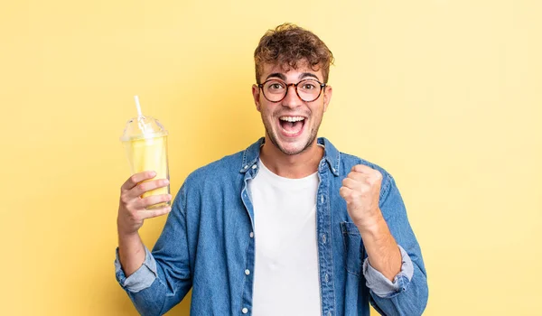 Mladý Pohledný Muž Cítí Šokován Směje Oslavuje Úspěch Koncept Milkshake — Stock fotografie