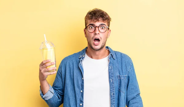 Jeune Homme Beau Regard Très Choqué Surpris Concept Milkshake — Photo