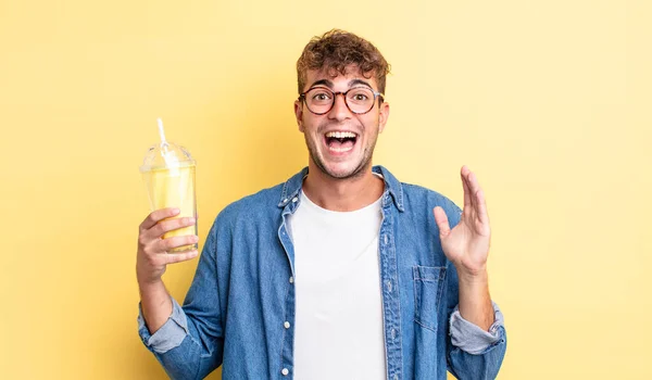 Jeune Homme Beau Sentant Heureux Étonné Quelque Chose Incroyable Concept — Photo