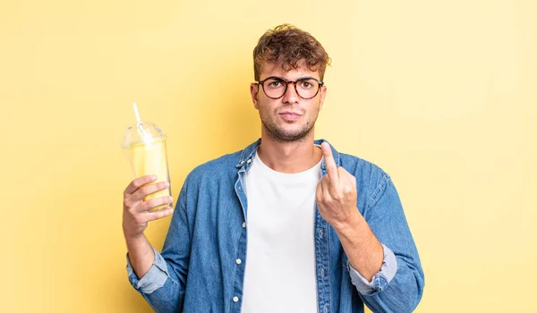 Jeune Homme Beau Sentant Colère Agacé Rebelle Agressif Concept Milkshake — Photo