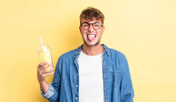 Jeune Homme Beau Sentant Dégoûté Irrité Langue Dehors Concept Milkshake — Photo