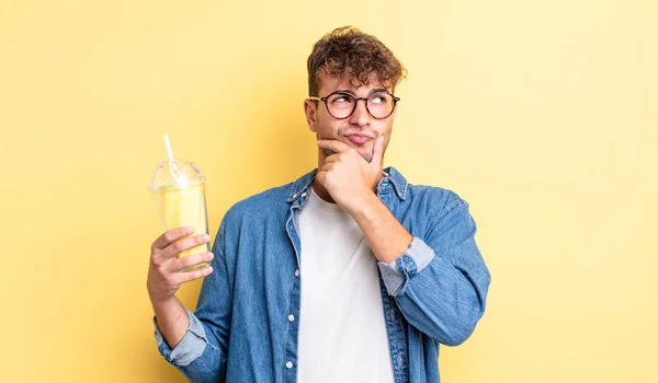 Mladý Pohledný Muž Přemýšlí Cítí Pochybovačně Zmateně Koncept Milkshake — Stock fotografie