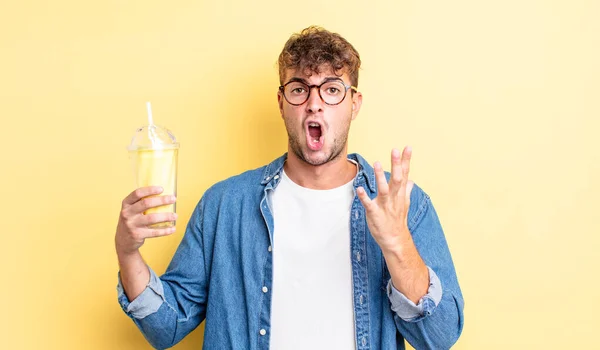 Mladý Pohledný Muž Cítí Velmi Šokován Překvapen Koncept Milkshake — Stock fotografie