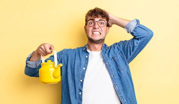 Junger Gutaussehender Mann Der Sich Gestresst Ängstlich Oder Verängstigt Fühlt — Stockfoto