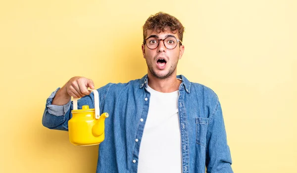 Jovem Homem Bonito Olhando Muito Chocado Surpreendente Bule Conceito — Fotografia de Stock