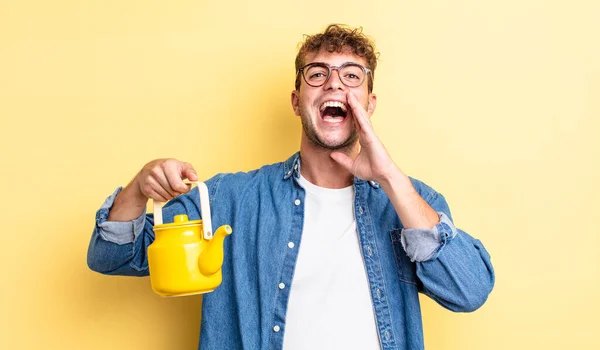 Jovem Homem Bonito Sentindo Feliz Dando Grande Grito Com Mãos — Fotografia de Stock