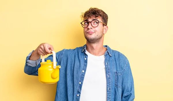 Jovem Bonito Homem Encolhendo Ombros Sentindo Confuso Incerteza Bule Conceito — Fotografia de Stock