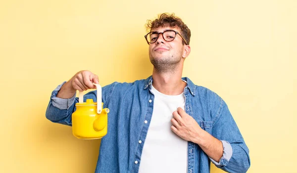 Jovem Bonito Homem Olhando Arrogante Bem Sucedido Conceito Positivo Proud — Fotografia de Stock