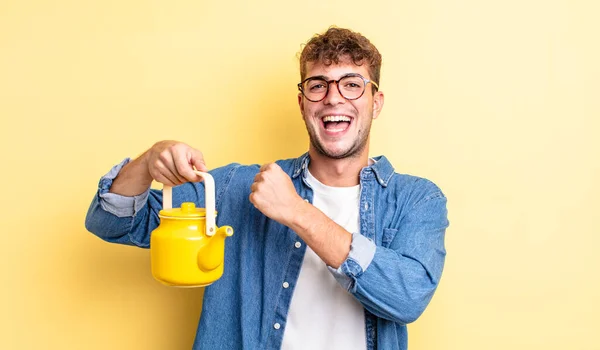 Jovem Bonito Homem Sentindo Feliz Enfrentando Desafio Celebrante Bule Conceito — Fotografia de Stock