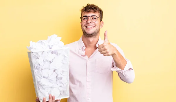 Genç Yakışıklı Bir Adam Gururlu Olumlu Gülümsüyor Kağıt Toplar Çöp — Stok fotoğraf