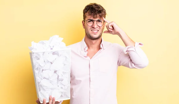 Jonge Knappe Man Die Zich Verward Verbaasd Voelt Laat Zien — Stockfoto