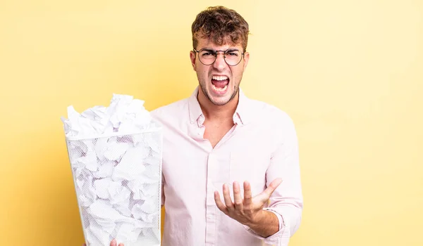 Jonge Knappe Man Boos Geïrriteerd Gefrustreerd Papieren Ballen Prullenbak Concept — Stockfoto