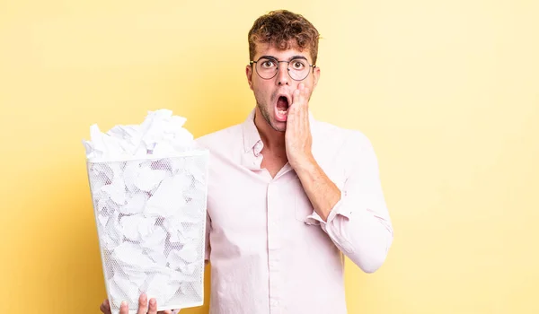 Joven Hombre Guapo Sintiéndose Sorprendido Asustado Bolas Papel Concepto Basura —  Fotos de Stock