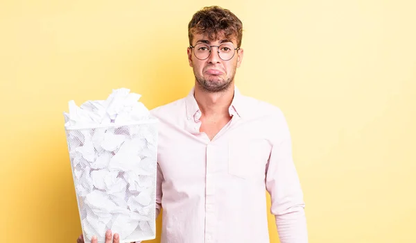 Jonge Knappe Man Die Zich Verdrietig Huilend Voelt Papieren Ballen — Stockfoto