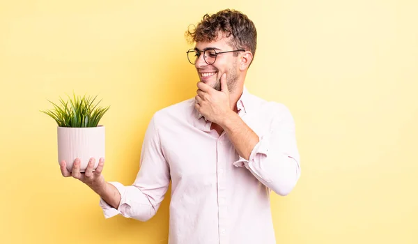 Ung Stilig Man Ler Med Ett Lyckligt Självsäkert Uttryck Med — Stockfoto