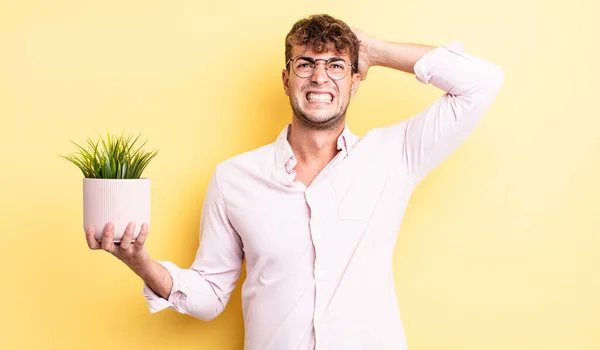 Jonge Knappe Man Voelt Zich Gestrest Angstig Bang Met Handen — Stockfoto