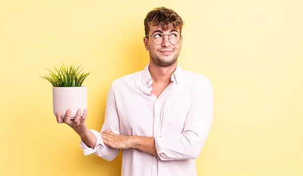 Jonge Knappe Man Die Zich Verward Onzeker Voelt Decoratieve Plant — Stockfoto