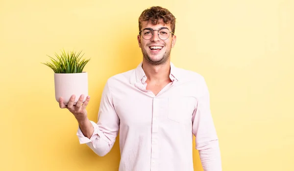 Jonge Knappe Man Die Gelukkig Aangenaam Verrast Uitziet Decoratieve Plant — Stockfoto