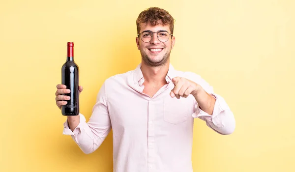 Joven Hombre Guapo Apuntando Cámara Eligiéndote Concepto Botella Vino —  Fotos de Stock