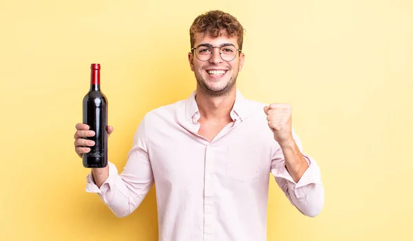 Joven Hombre Guapo Sentirse Sorprendido Riendo Celebrando Éxito Concepto Botella —  Fotos de Stock