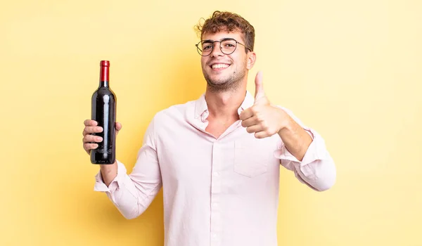 Genç Yakışıklı Bir Adam Gururlu Olumlu Gülümsüyor Şarap Şişesi Konsepti — Stok fotoğraf