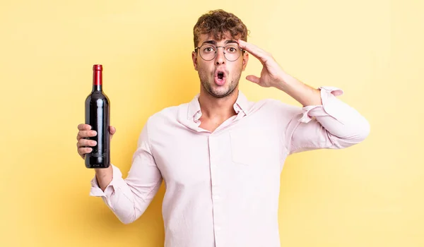 Jovem Homem Bonito Que Parece Feliz Surpreso Surpreso Garrafa Vinho — Fotografia de Stock