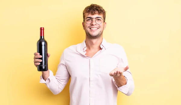 Joven Hombre Guapo Sonriendo Felizmente Con Amable Ofreciendo Mostrando Concepto —  Fotos de Stock