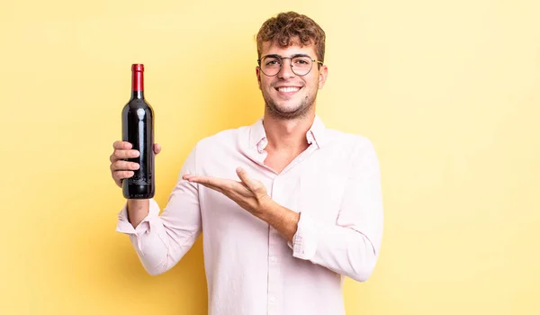 Joven Hombre Guapo Sonriendo Alegremente Sintiéndose Feliz Mostrando Concepto Concepto —  Fotos de Stock